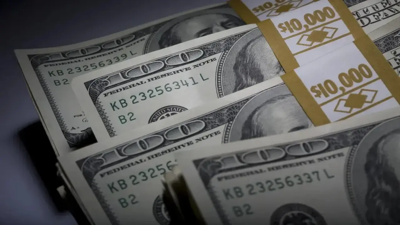 سعر صرف الدولار الأمريكي يسجل ارتفاعًا ملحوظًا اليوم في الأسواق.